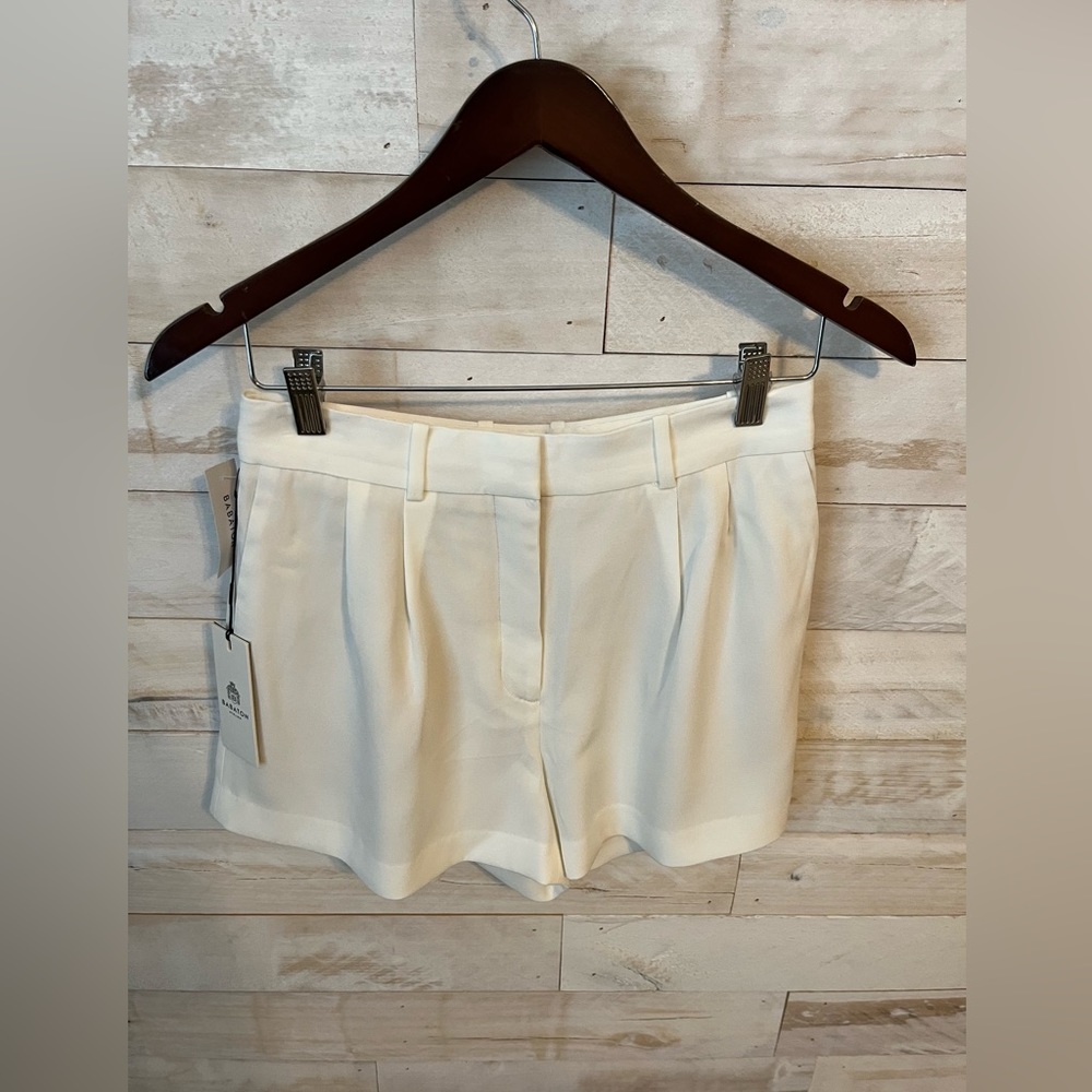 Aritzia Babaton 3” pleated shorts size 6